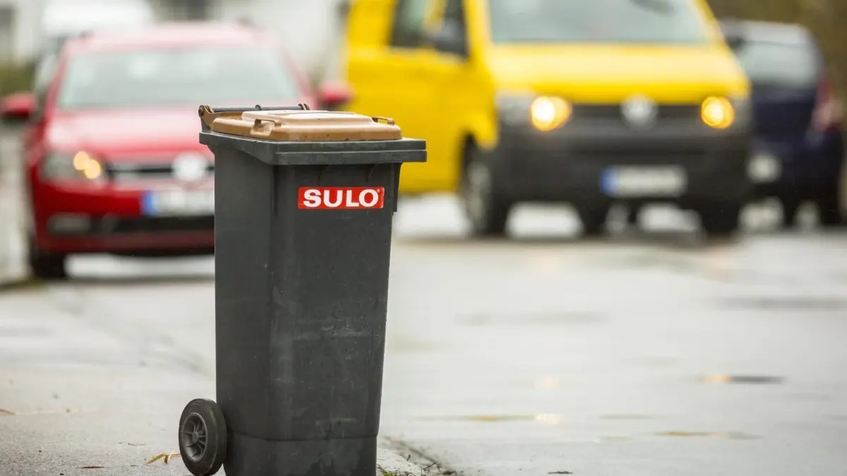 Egal ob Bio- oder Restmüll: In Neu-Ulm steigen die Kosten für die Entsorgung schon ab 1. Juli an.
Biotonne in Unterkirchberg, Mülltonne mit braunem Deckel.,Nur in Illerkirchberg und in der Stadt Ehingen wird der Biomüll im Alb-Donau-Kreis getrennt eingesammelt. Gestern war zum Beispiel Abfuhr-Tag in Illerkirchberg.
