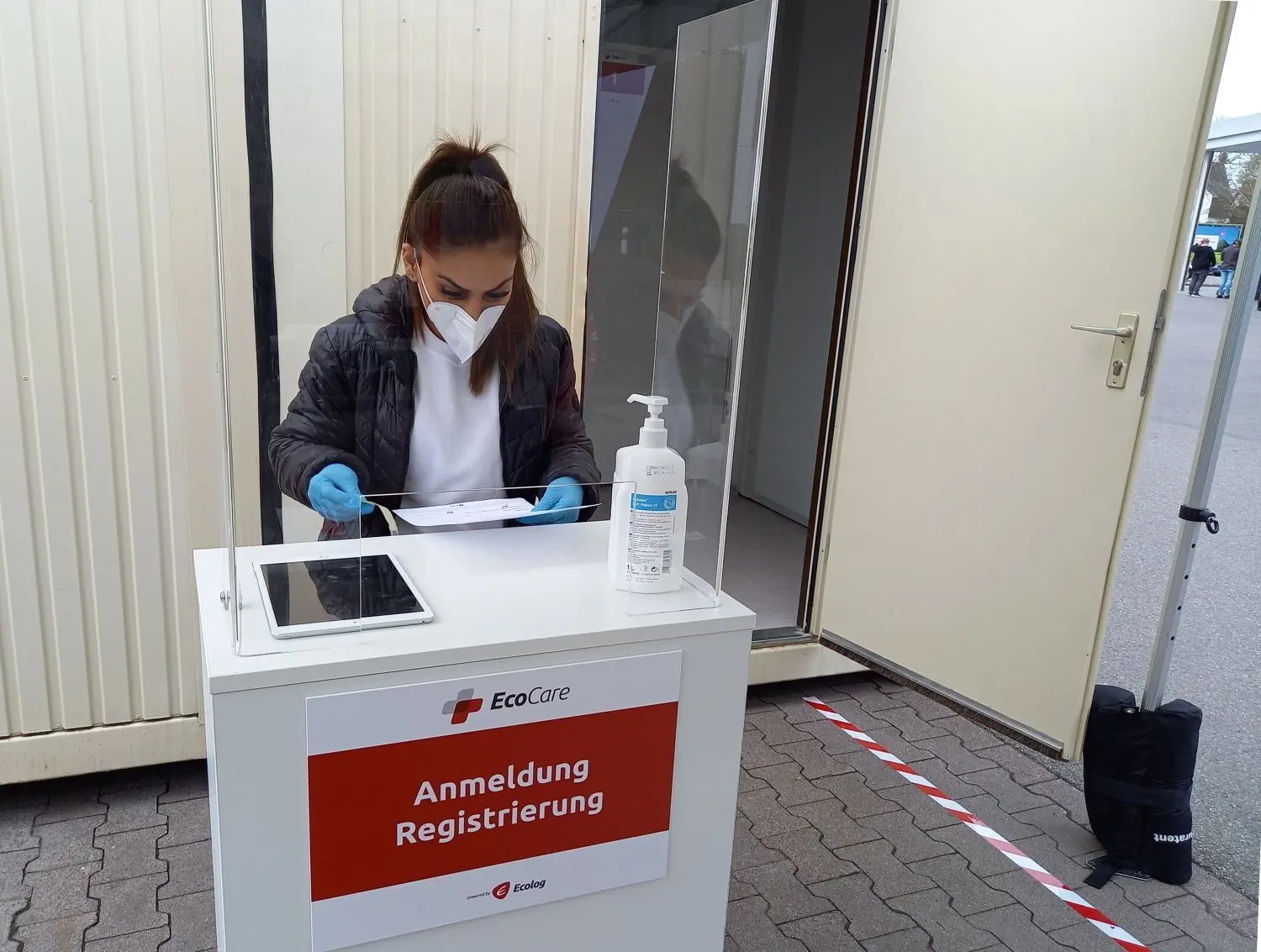 Bevor es in den Container zum Testen geht, werden an der  „Rezeption“ nochmal alle Angaben gecheckt.