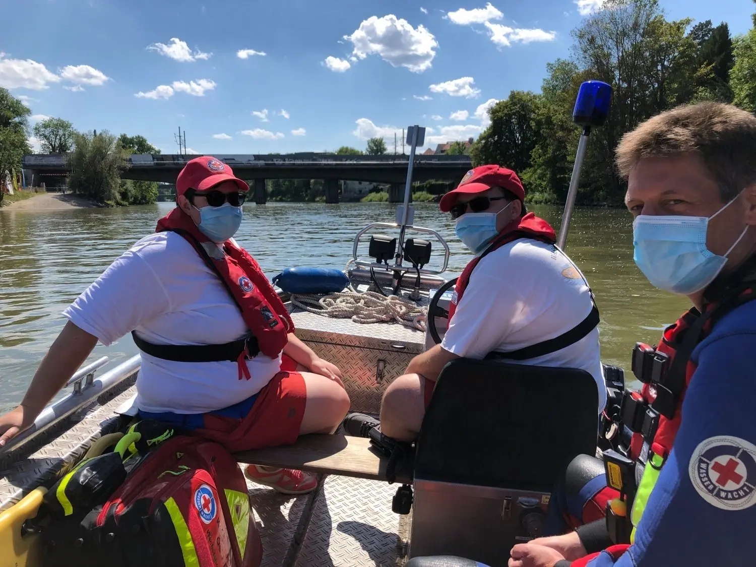 Auf Kontrollfahrt mit der Wasserwacht Neu-Ulm (von links): Martina Köhler, Nikolai Köhler sowie Matthias Scheidl.