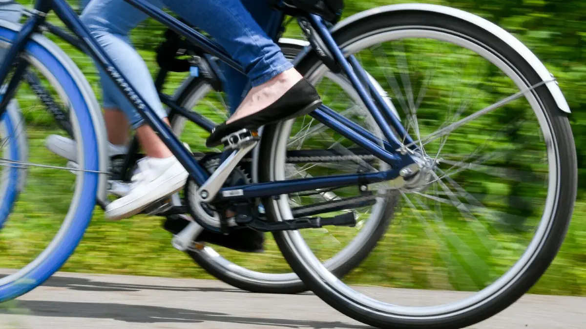 Ehingen nimmt dieses Jahr am Stadtradeln teil.
ARCHIV - 22.06.2020, Sachsen-Anhalt, Halle (Saale): Radfahrerinnen sind auf einem Radweg unterwegs. Das Land Sachsen-Anhalt und die Kommunen haben ein Konzept für den Ausbau des Radwegenetzes erarbeitet. Ziel sind optimal vernetzte, durchgängige Wegeverbindungen mitsamt der entsprechenden Infrastruktur entlang der Strecken. (zu dpa «Neues Konzept für Radverkehr in Sachsen-Anhalt») Foto: Hendrik Schmidt/dpa-Zentralbild/dpa +++ dpa-Bildfunk +++