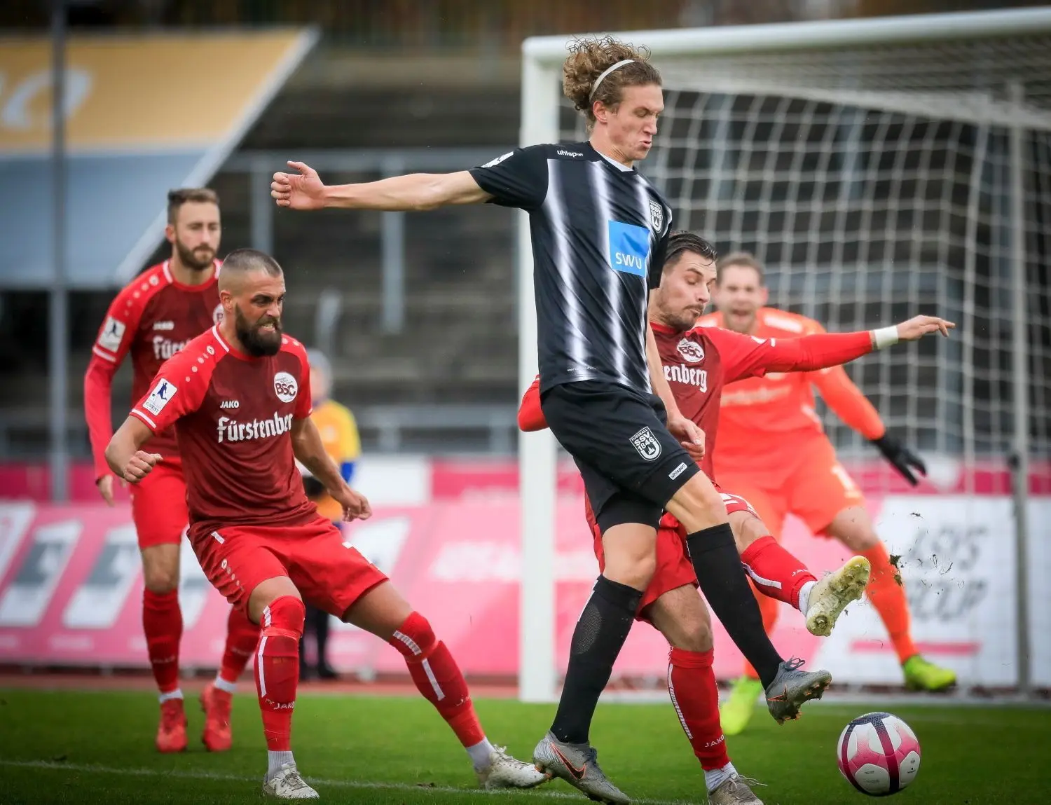 Herausragend: Vinko Sapina nach seiner Aussprache mit Trainer Holger Bachthaler.