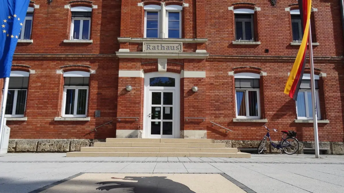 Fünf Kandidaten wollen ins Nellinger Rathaus einziehen.
Nellingen - Wappen mit Rathaus