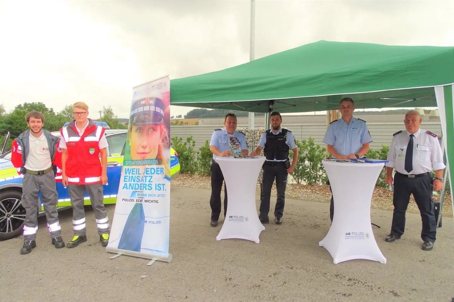Unter anderem Wolfgang Schneider und Paul Schroth (DRK Bereitschaft Crailsheim), Peter Hägele, Nico Gruning und Felix Waibel (Polizei) und Waldemar Kurr (Feuerwehr und ZIZ) halten sich bereit.