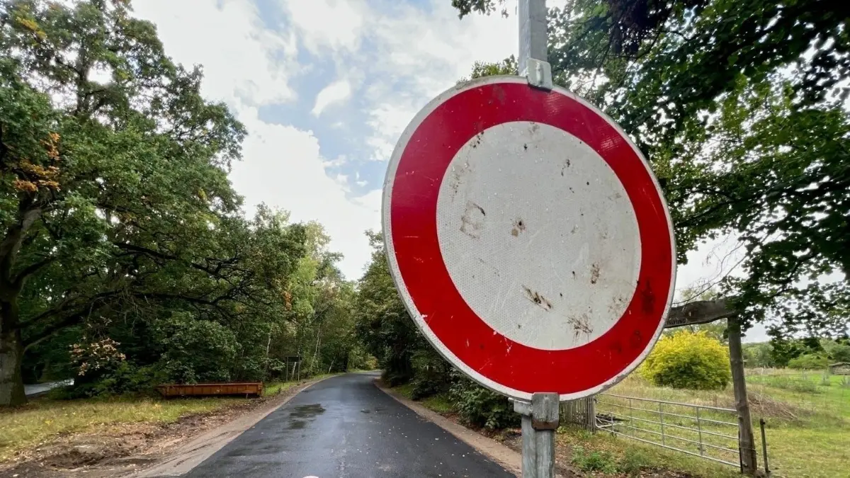 Gefahrloses Arbeiten nicht möglich: Weil Autofahrer das Durchfahrtsverbot zwischen Blumenow und Bredereiche wiederholt missachteten, gab es zwischenzeitig einen Baustopp.
Ausbau der Kreisstraße zwischen Tornow und Blumenow
