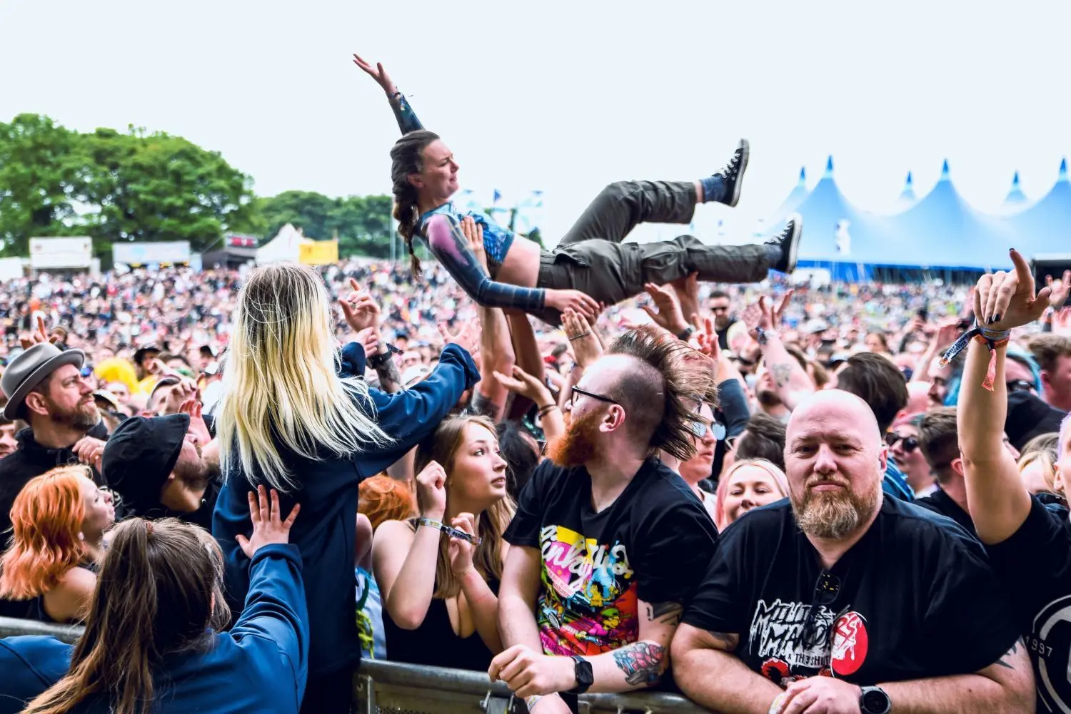 Im letzten Jahr war es unter anderem zu sexuellen Übergriffen auf Frauen beim sogenannten Crowdsurfing gekommen.