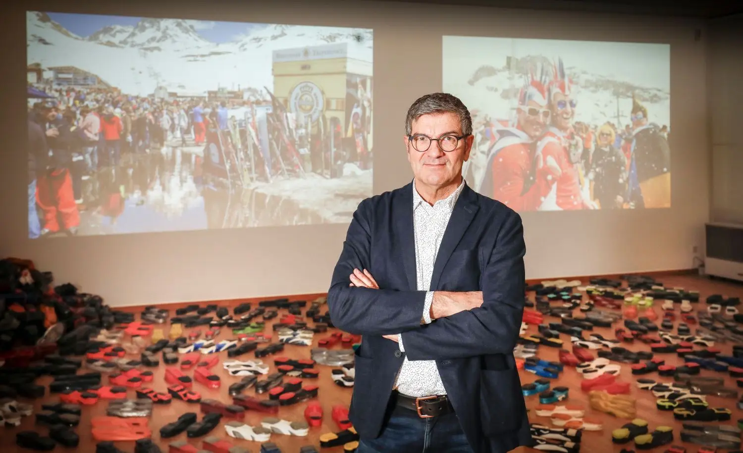 Schattenseiten des Tourismus: Der Fotograf Lois Hechenblaikner vor den Resten ausrangierter Skischuhe.⇥