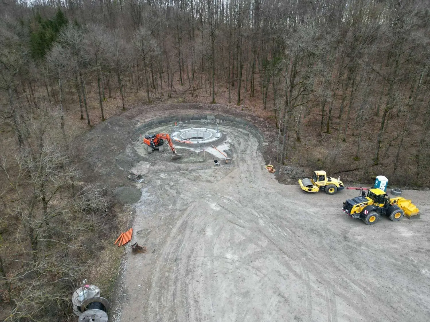 Windrad am Waldrand: So sah die Baustelle im Burgbergwald vor einer Woche aus.⇥
