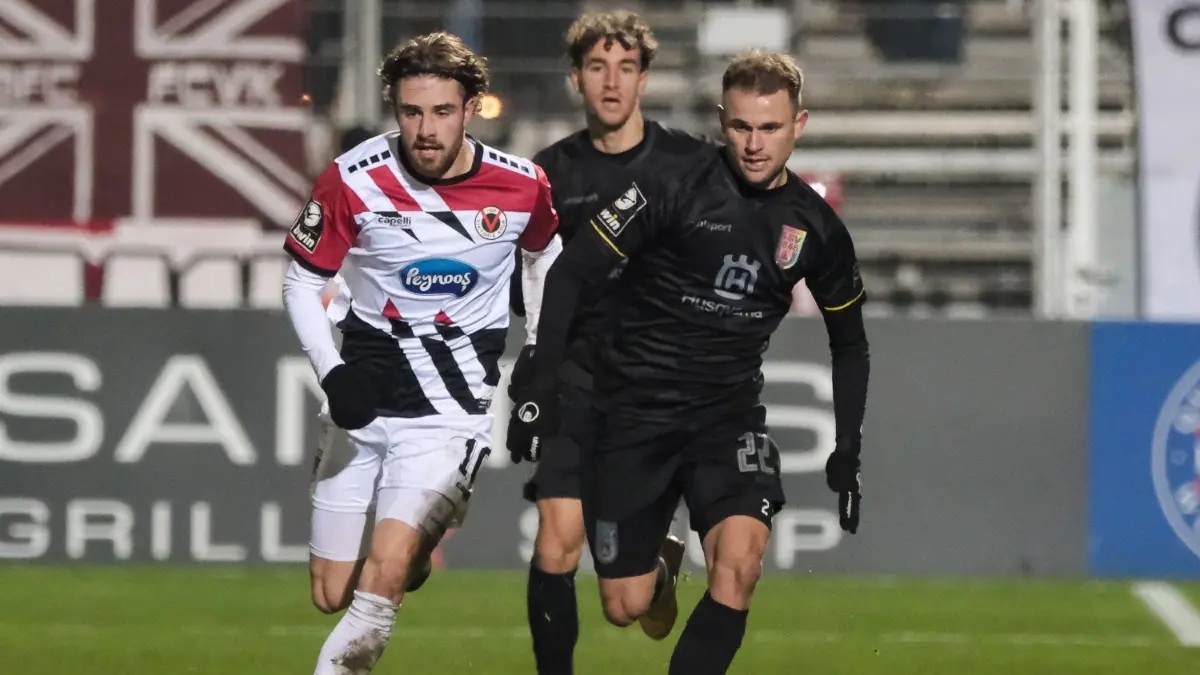 Erster Doppelpack im Trikot der Spatzen: Leo Scienza (r. in Schwarz) schoss Ulm früh in Führung.
Valdrin Mustafa (Viktoria Koeln, #11), Leo Scienza (SSV Ulm 1846, #22),
GER, Viktoria Koeln vs SSV Ulm 1846,
Fussball, 3. Bundesliga, 17. Spieltag, Saison 2023/2024, 02.12.2023
DFB/DFL REGULATIONS PROHIBIT ANY USE OF PHOTOGRAPHS AS IMAGE SEQUENCES AND/OR QUASI-VIDEO
Foto: Eibner-Pressefoto/Florian Wiegand