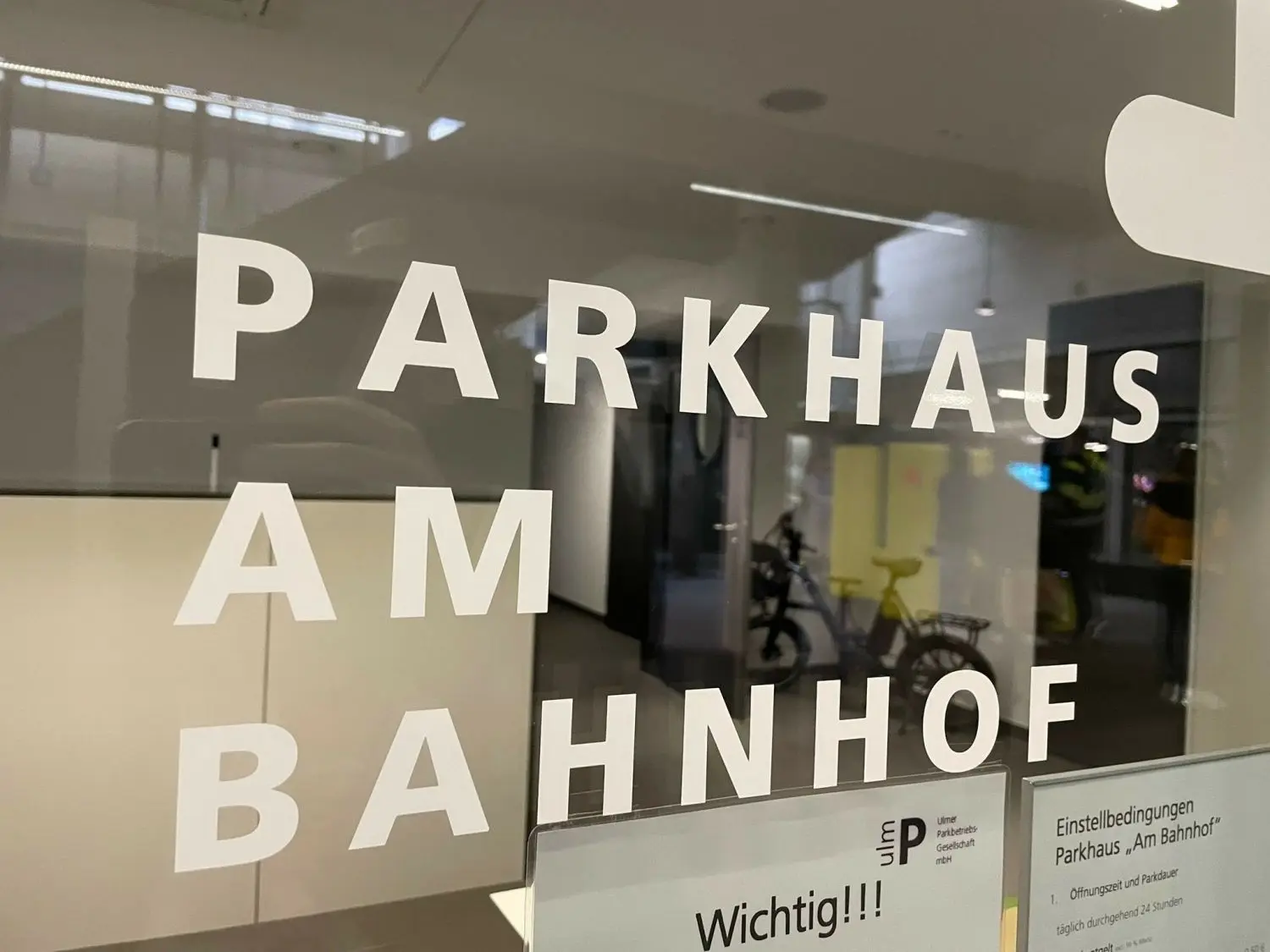 Die Kassenautomaten in den Ulmer Parkhäusern, hier in der Tiefgarage am Bahnhof, sind außer Betrieb. Hintergrund ist offenbar eine Cyberattacke auf einen Dienstleister.