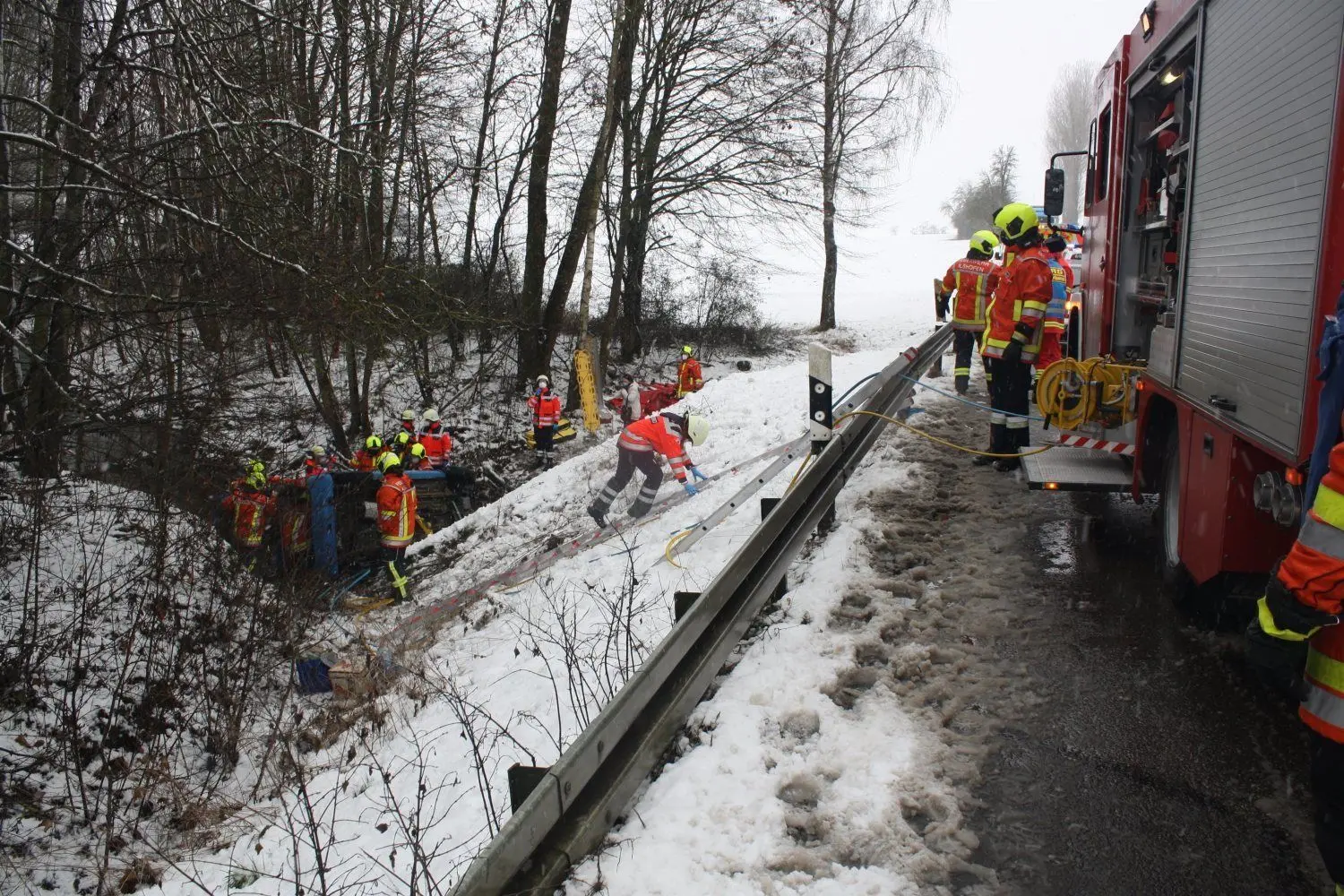 Bei einem Unfall am späten Dienstagmittag ist eine Frau bei Lerchenmühle von der K 2668 abgekommen, über eine Leitplanke geschanzt und in der Schmerach gelandet. Die Autofahrerin wurde dabei schwer verletzt (Foto links). Kurz vor Bühlerzimmern hat sich ein Lkw festgefahren. In der Folge kam es zum Zusammenstoß von zwei Pkw, bei dem eine Frau leicht verletzt wurde (Foto Mitte). Immer wieder haben sich auf der B 14 zwischen Michelfeld und Mainhardt Staus gebildet, weil Lkw liegengeblieben sind (Foto rechts).⇥