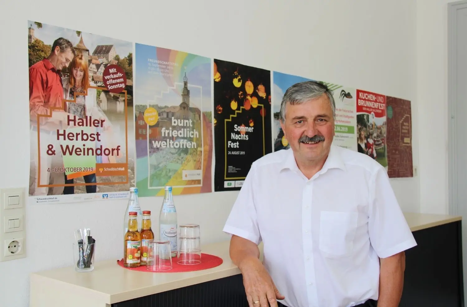 Die Plakate-Galerie in seinem Büro gibt einen kleinen Überblick über den vielfältigen Aufgabenbereich, mit dem Robert Spoden in 30 Jahren bei der Stadt Hall betraut war. ⇥