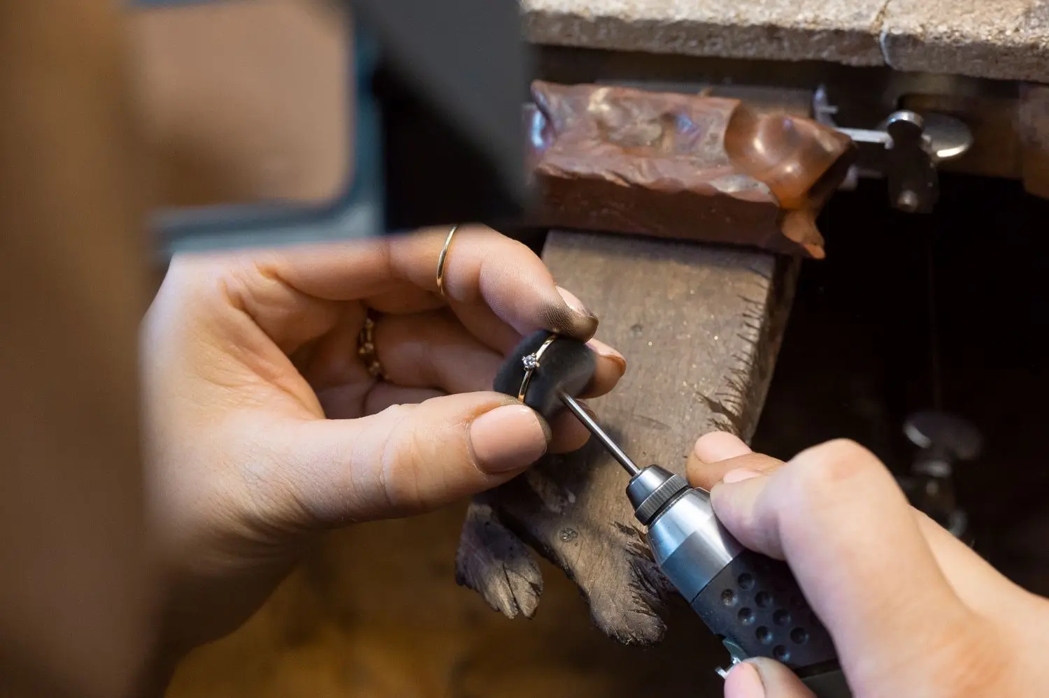 Gleich ist er versandfertig: Helge Hauptmann poliert einen Ring aus Altgold mit Kunstdiamant. ⇥