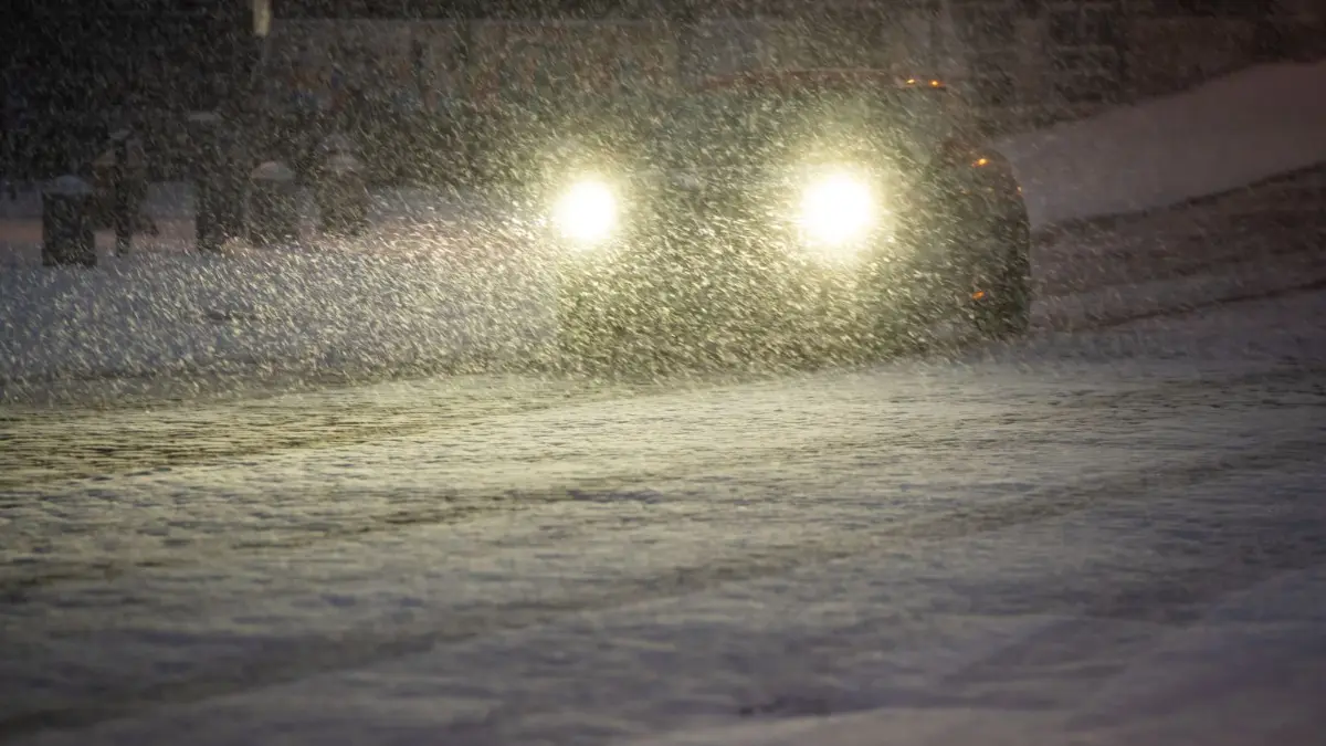 Glätte führt zu Unällen in Cottbus und der Lausitz. Ein Fahrer rutschte mit Sommerreifen gegen eine Werbesäule. (Symbolfoto)
16.01.2024, Hamburg: Ein Auto fährt am Morgen durch Schneetreiben. Der Winter ist zurück in Deutschland. Neuschnee und Glätte haben zu mehrere Unfällen geführt. Eine Entwarnung vor der Glätte ist vorerst nicht in Sicht. Foto: Jonas Walzberg/dpa +++ dpa-Bildfunk +++