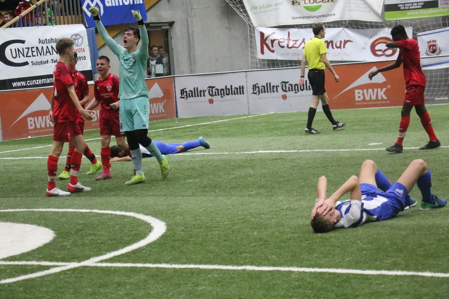 Des einen Leid, des anderen Freud: Die Stuttgarter Spieler jubeln nach dem historischen Halbfinale gegen Hertha BSC.⇥