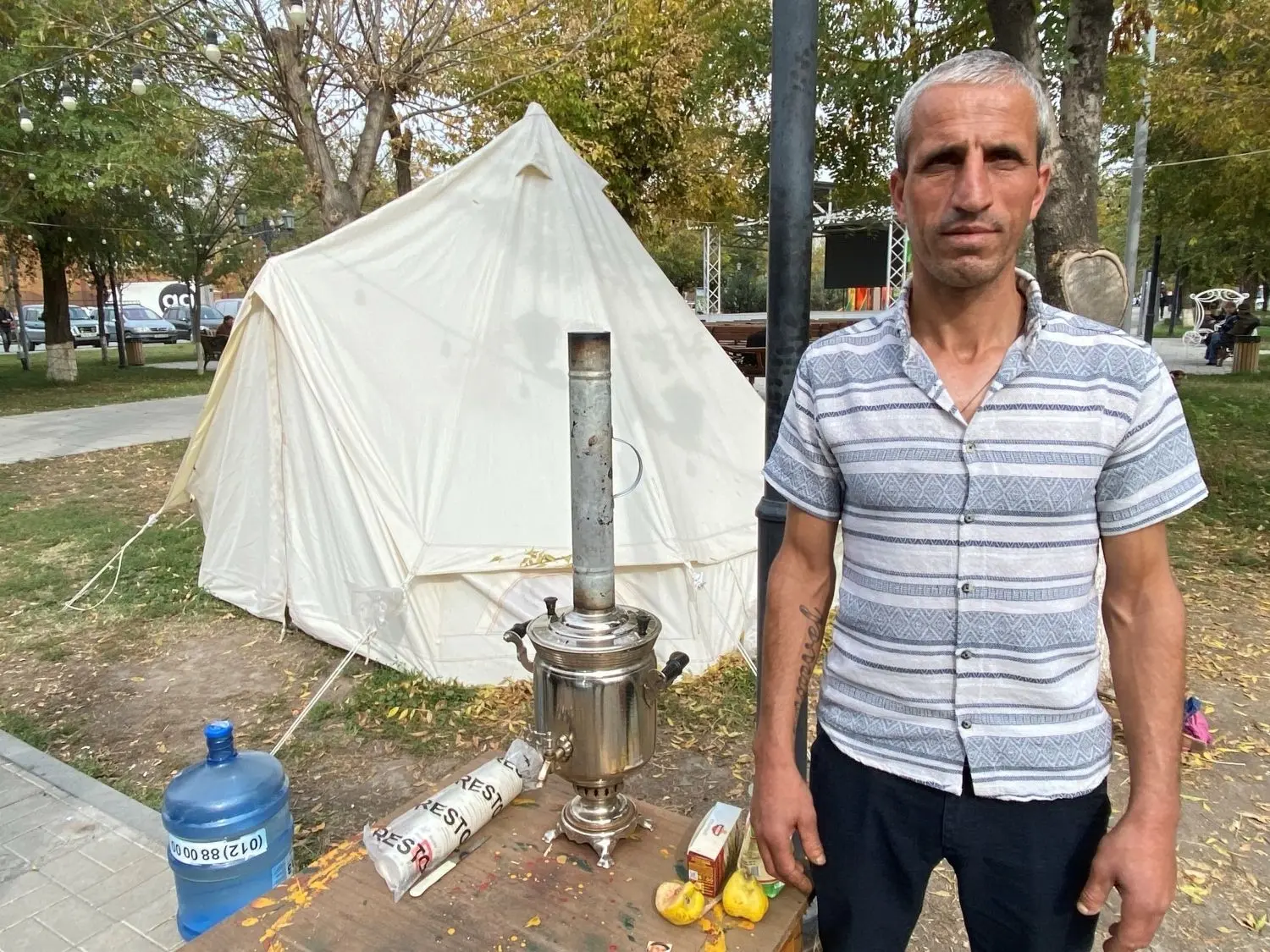 Ein Leben im Zelt. Mehr bleibt Samuel Sargsyan derzeit nicht. Dort kocht er Tee für Leidensgenossen.⇥