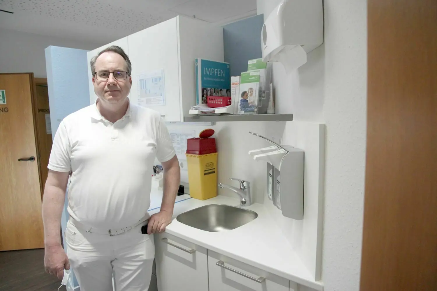 Dr. André Schröder-Son nimmt Patienten aus der Gemeinde Rot am See auf.
