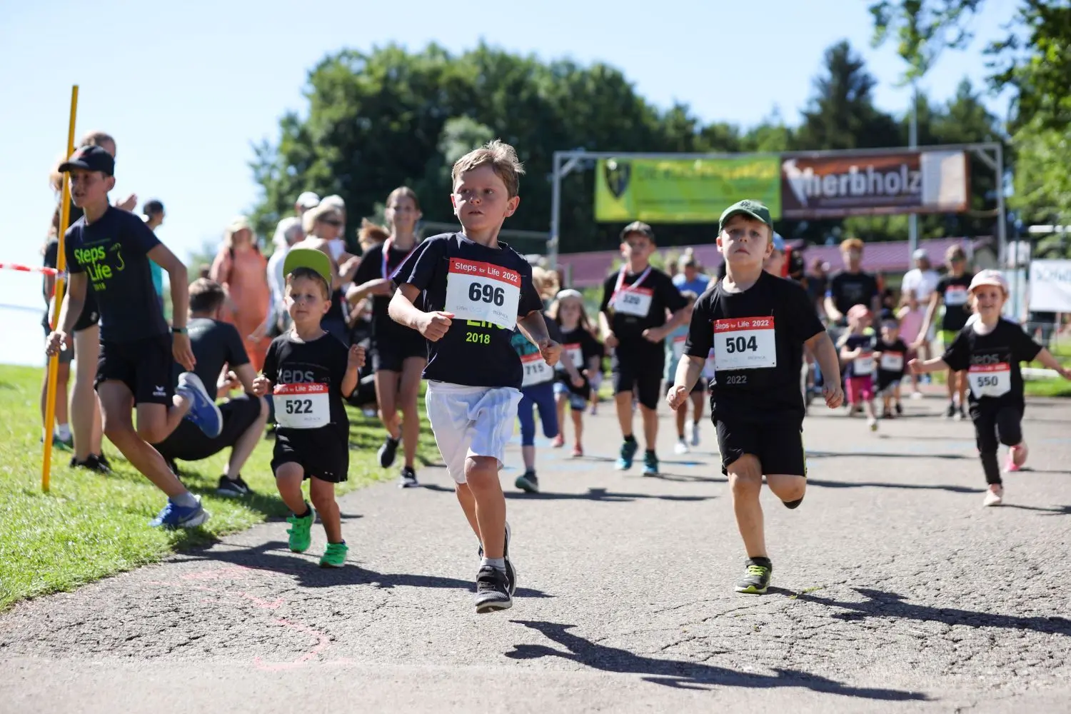 Mit einem Renntag schloss der Benefizlauf "Steps for Life" des Würtinger Sportvereins ab. Zum 75-jährigen Bestehen des Vereins gelang es den Läuferinnen und Läufer den letztjährigen Rekord von etwa 15600 Kilometern deutlich zu schlagen.