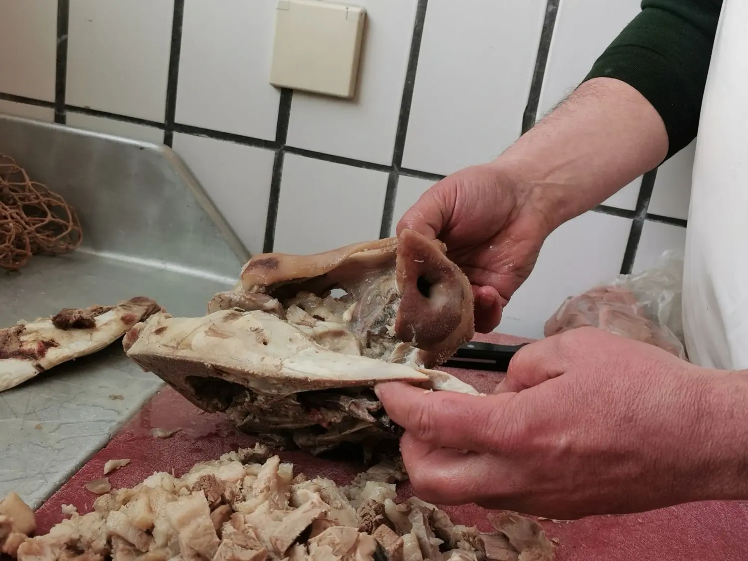 Vom Rüssel bis zum Ringelschwanz kommt alles in die Metzelsuppe. Für Liebhaber entsteht so eine echte Delikatesse. Rechts das fertige Gericht: Kesselfleisch mit Blut- und Leberwurst auf Sauerkraut. ⇥