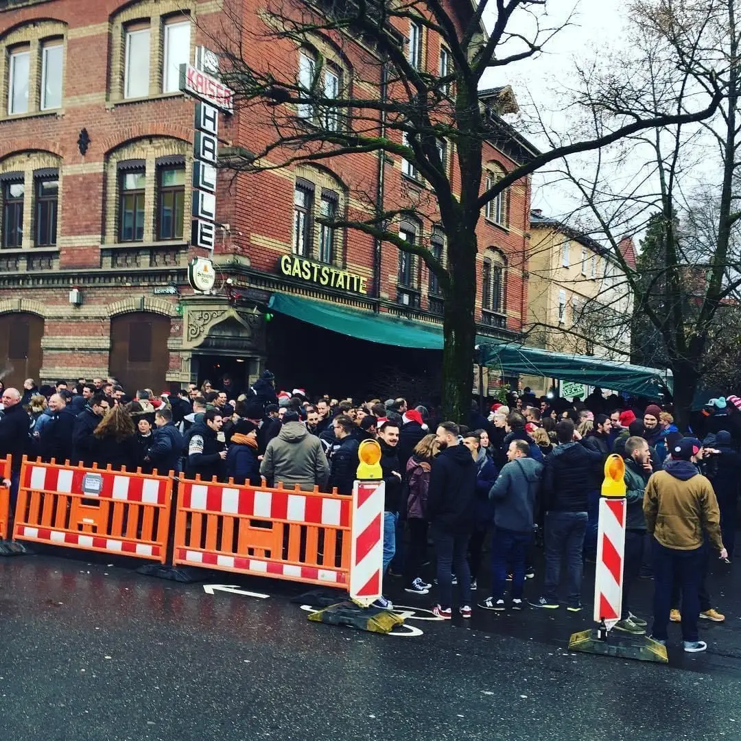 Schlange stehen vor der Kaiserhalle – gerade junge Leute nehmen das am 24. Dezember gerne in Kauf.⇥