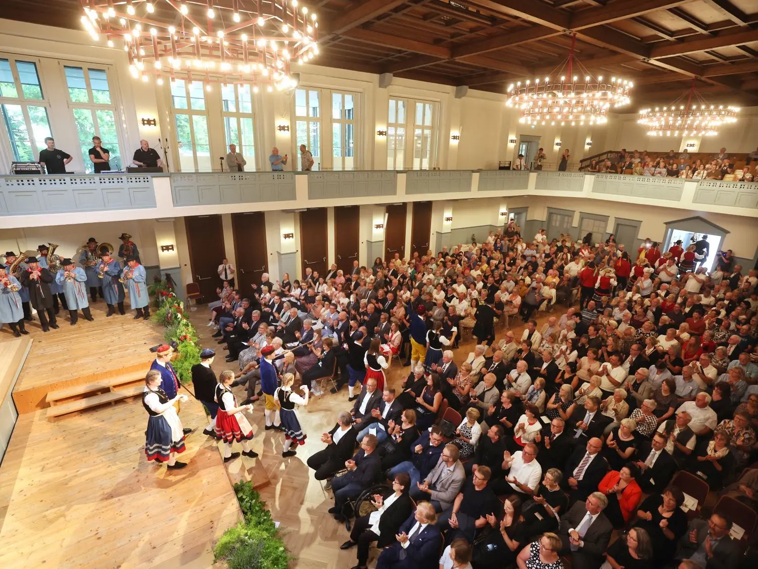Die frisch sanierte Festhalle war voll besetzt.