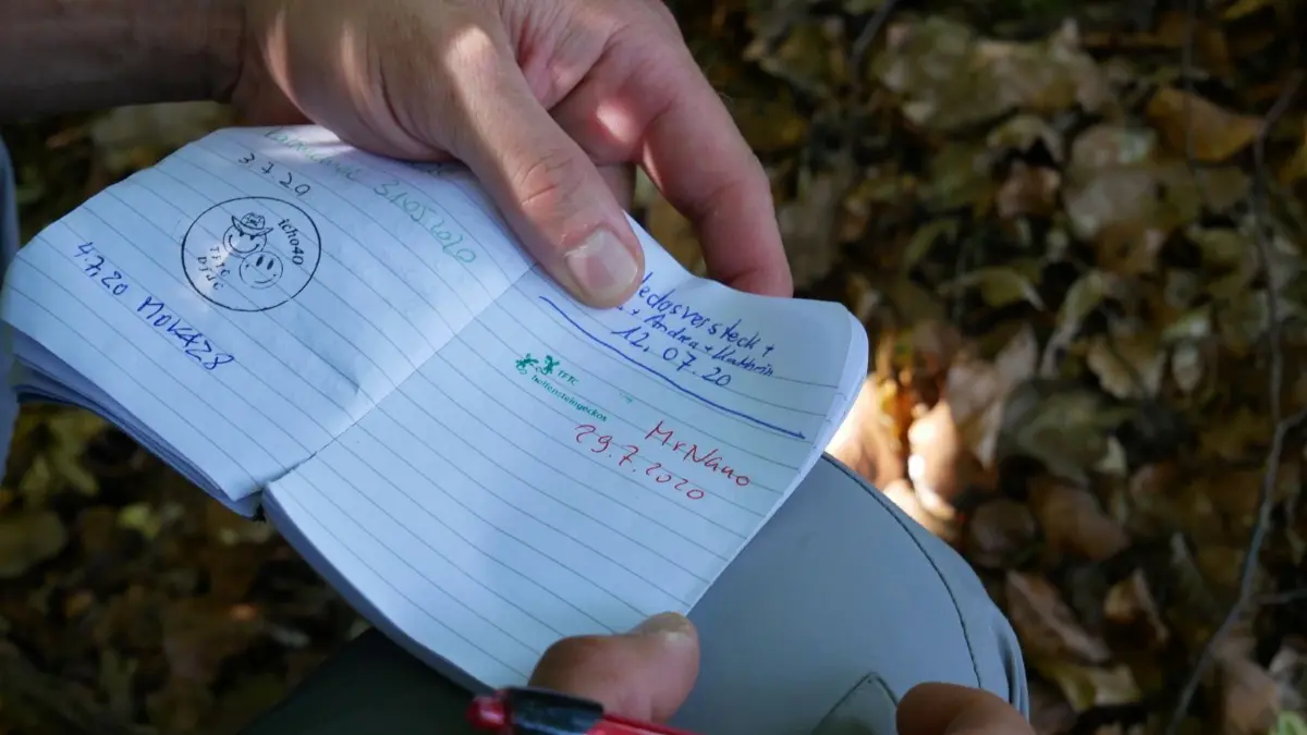 Wichtig für Geocacher: Der Eintrag ins Logbuch. ⇥
Sommerserie Geocaching mit Michael Staudenmeyer und Carola Winkler