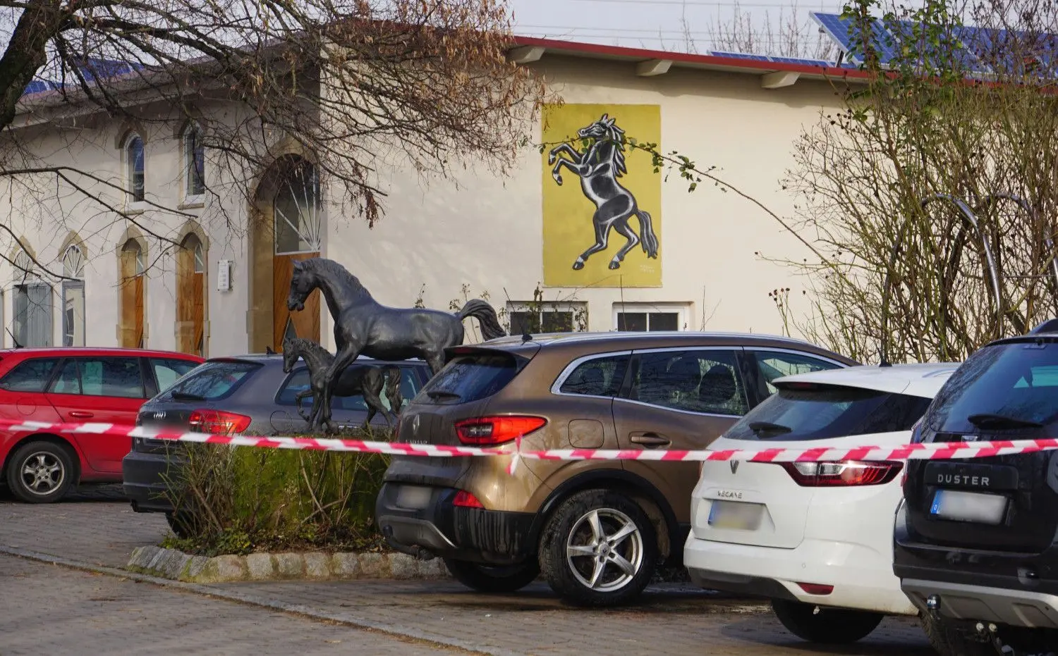 Ein 15-Jähriger ist auf diesem Reiterhof in der Nacht zum Samstag getötet worden. Die näheren Umstände sind noch unklar, wie ein Sprecher der Polizei mitteilte.