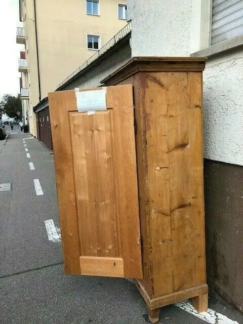 Neulich war dieser Schrank zu verschenken: Er war schnell weg.