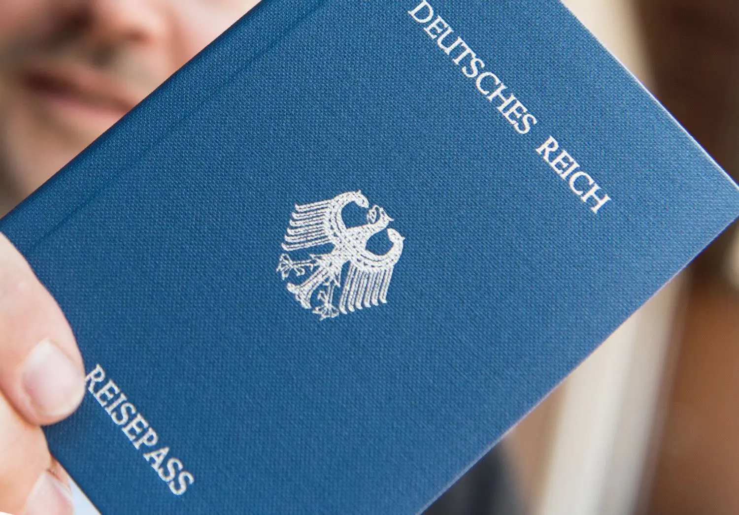 Einige so genannte Reichsbürger erstellen eigene Ausweise und leben in einer eigenen Welt.