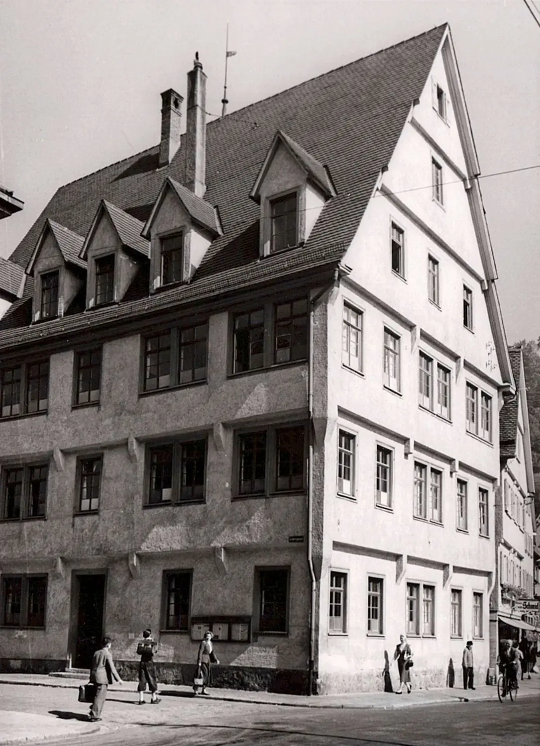 In den ersten Jahrzehnten muss die EvBS oft umziehen, 1945 etwa in die Alte Gewerbeschule in der Karlstraße.