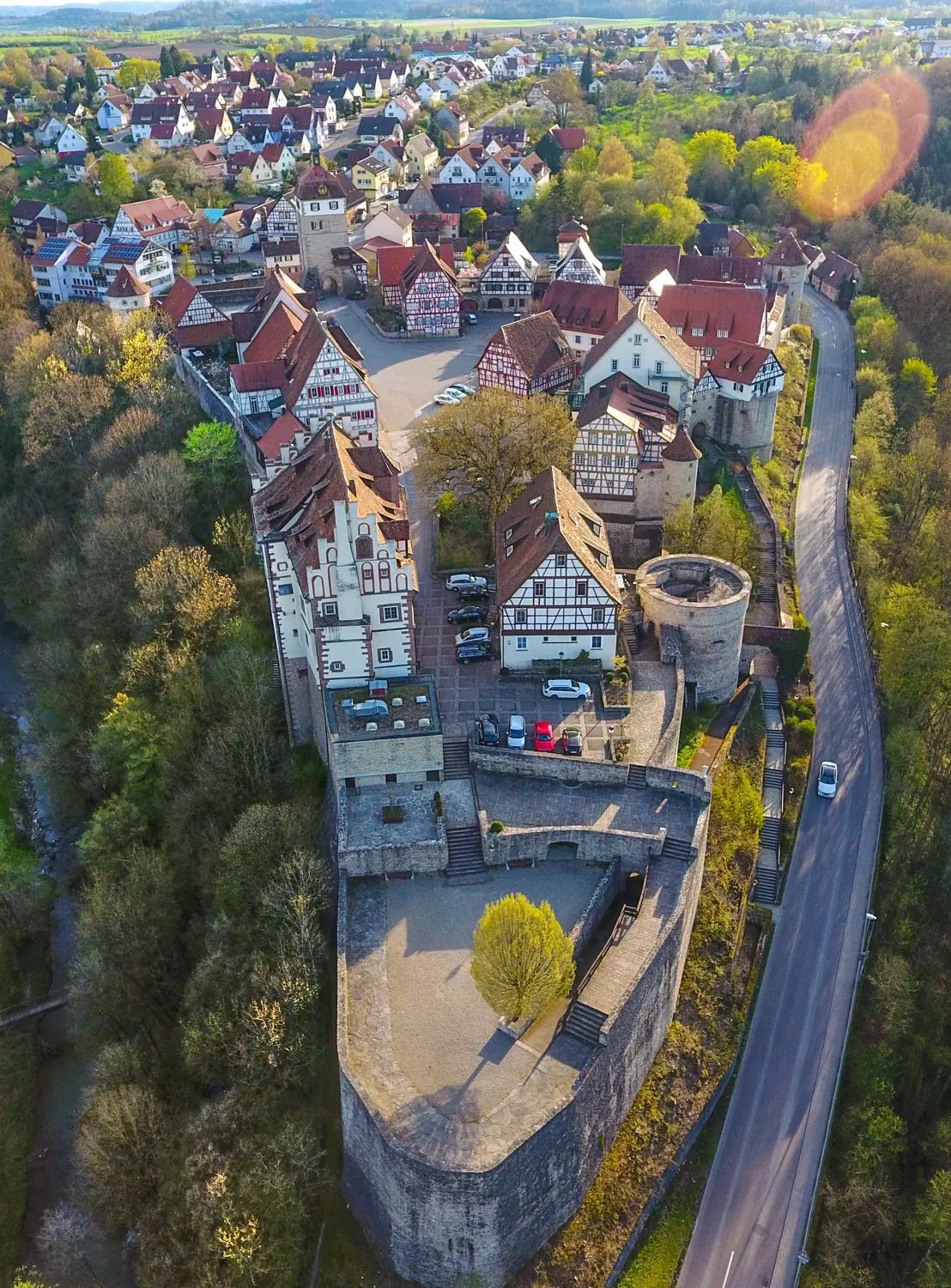 Eine Stadtmauer mit Bastion, Türmen und Toren umgibt das mittelalterliche Vellberg.