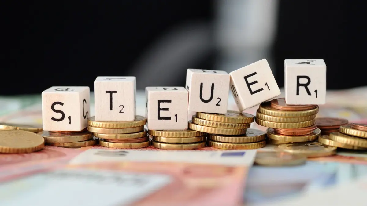 Diskussion: In Panketal wurde über eine Erhöhung der Grund- und Gewerbesteuer gesprochen. (Symbolbild)
ILLUSTRATION - Wer einige Ausgaben noch in dieses Jahr vorzieht, kann Steuern sparen. Foto: Tobias Hase/dpa/dpa-mag - Honorarfrei nur für Bezieher des Dienstes dpa-Magazin +++ dpa-Magazin +++