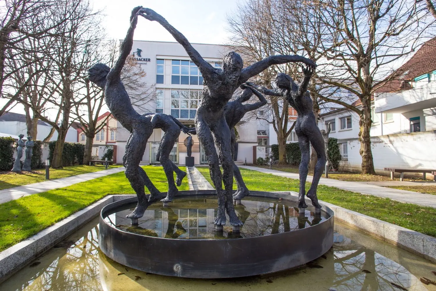 Auch für die Skulpturen am Sitz der Kunstgießerei Strassacker in Süßen scheint es Grund zur Freude zu geben. ⇥