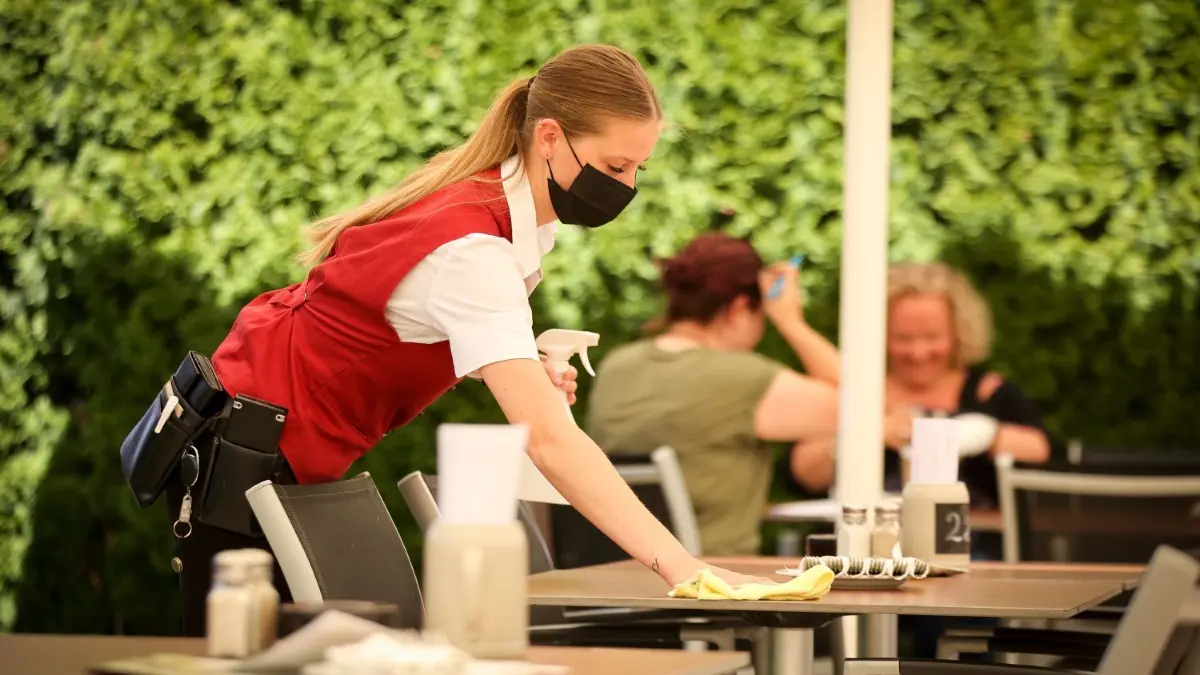 Besuch im Hotel Seligweiler: Betriebsrat hilft aussuchen, wer aus der Kurzarbeit zurückkommen darf
Besuch im Hotel Seligweiler: Betriebsrat hilft aussuchen, wer aus der Kurzarbeit zurückkommen darf