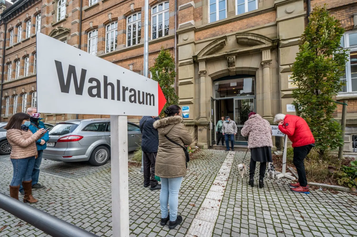 Die Wahlbeteiligung lag gestern mit 36,9 Prozent noch etwas niedriger als bei der OB-Wahl vor acht Jahren. Unser Foto zeigt Wähler auf dem Weg zu den Wahllokalen in der Uhland-Realschule.