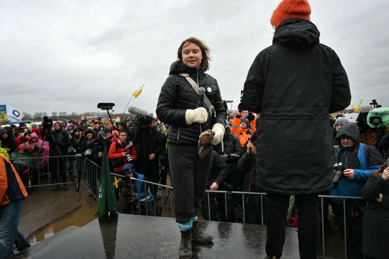Die Klimaaktivistin Greta Thunberg steht auf der Bühne vor den versammelten Demonstranten. Die Demonstration von Klimaaktivisten am Rande des Braunkohletagebaus bei Lützerath findet unter dem Motto „Räumung verhindern! Für Klimagerechtigkeit" statt.