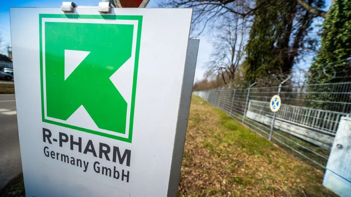 Ein Einschnitt steht an: Neun Jahre arbeitet das Werk in Illertissen nun unter russischer Regie, wie lange noch, ist unklar.
R-Pharm illertissen Firmenschild