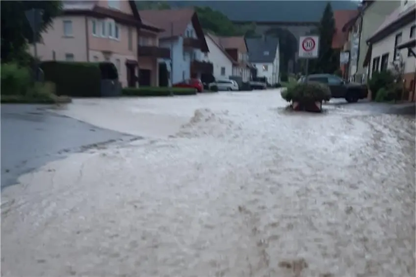Wassermassen in Lautlingen: Ein kurzer Starkregen ließ den Meßstetter Talbach übers Ufer treten. In der Folge wurde die Falkenstraße überschwemmt.