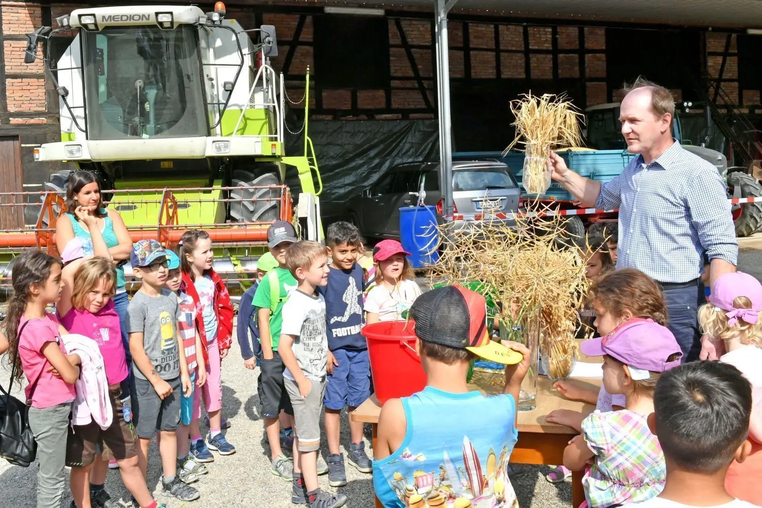 Wann das Getreide in den Boden kommt und wie es geerntet wird, dies fragte Landwirt Hans-Benno Wichert aus Oberdischingen die Schul- und Kindergartenkinder. Sie machten begeistert mit.⇥