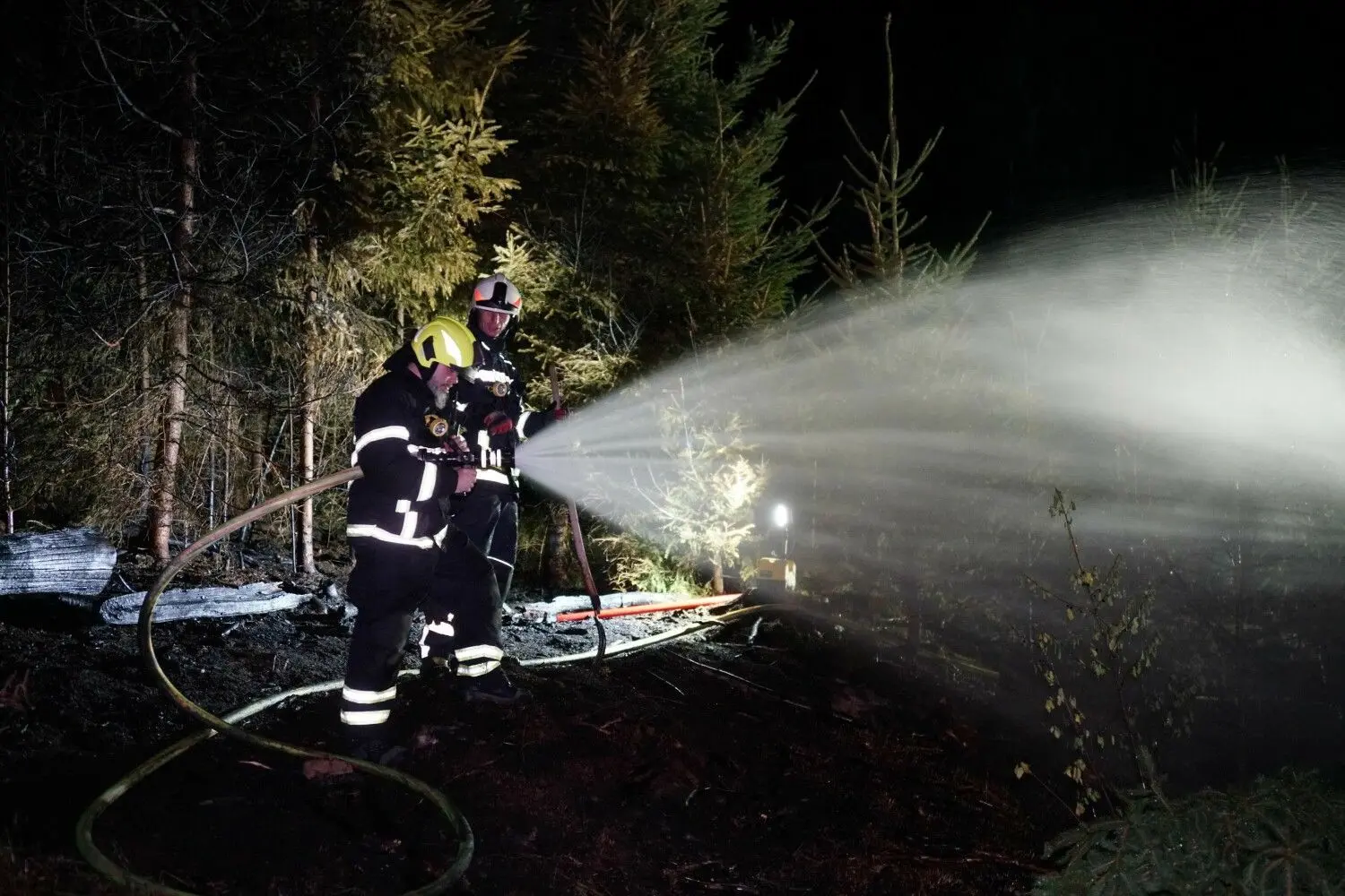 Großeinsatz der Feuerwehr bei einem Waldbrand bei Rechberghausen.