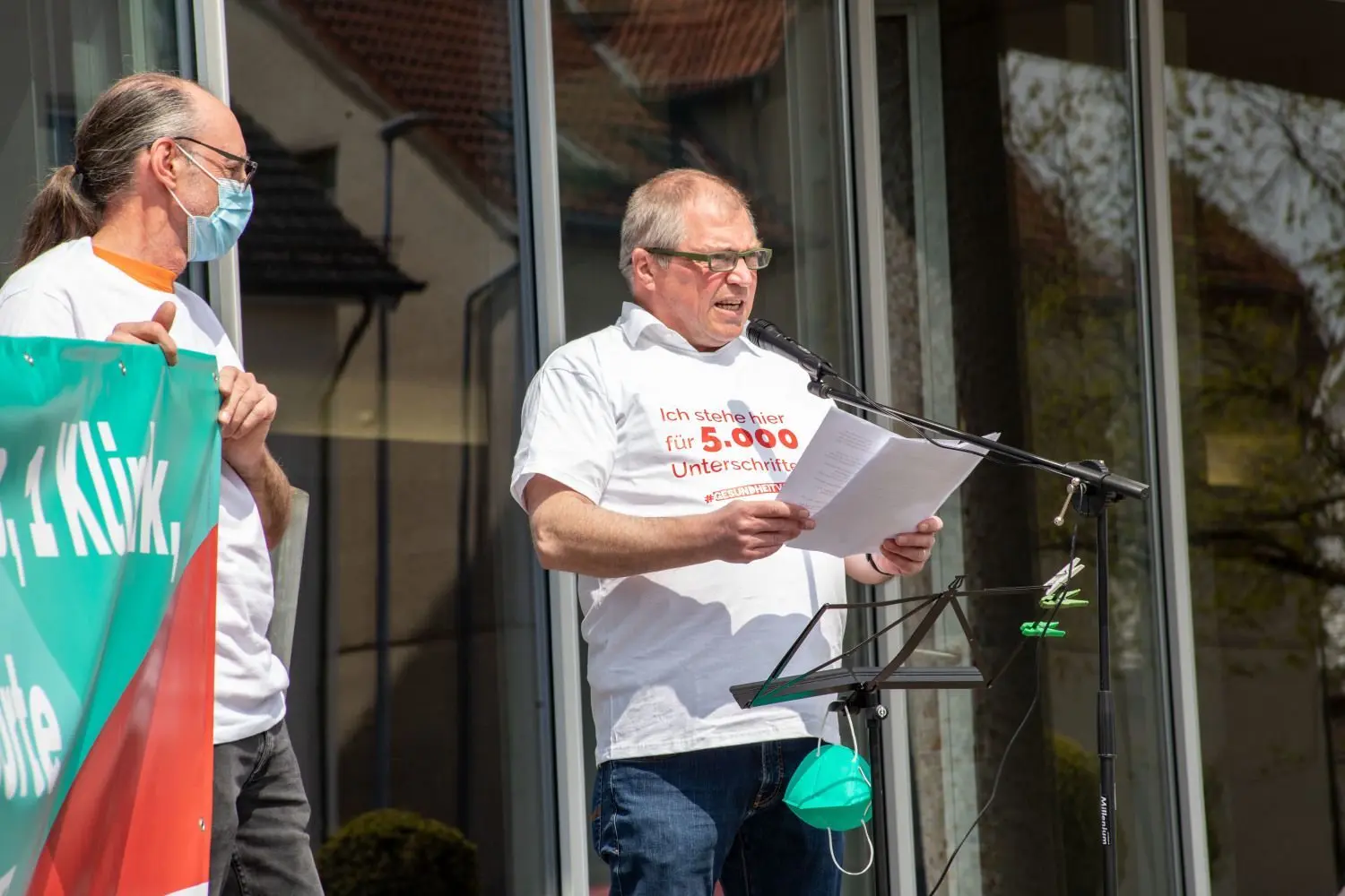 Das Aktionsbündnis hat diese Woche vor der Kreistagssitzung gezeigt, wie man auch in der Zeit einer Pandemie öffentlichkeitswirksam protestieren kann.