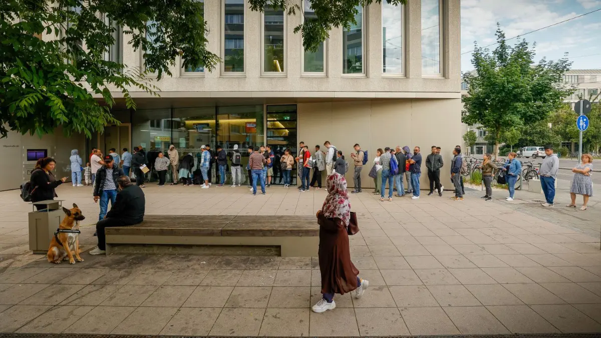 Die Ausländerbehörde ist überlastet, es stehen Menschenschlangen draußen vor dem Gebäude in der Olgastraße Bürgerdienste
Die Ausländerbehörde ist offenbar überlastet, es stehen Menschenschlangen draußen vor dem Gebäude in der Olgstraße Bürgerdienste
