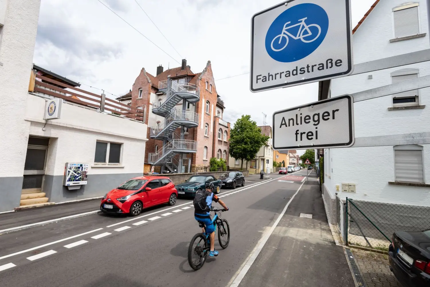 Die neue Eislinger Fahrradstraße ist gewöhnungsbedürftig. Manchen Autofahrern ist offenbar nicht bewusst, dass dort der Duchgangsverkehr nicht fahren darf. ⇥
