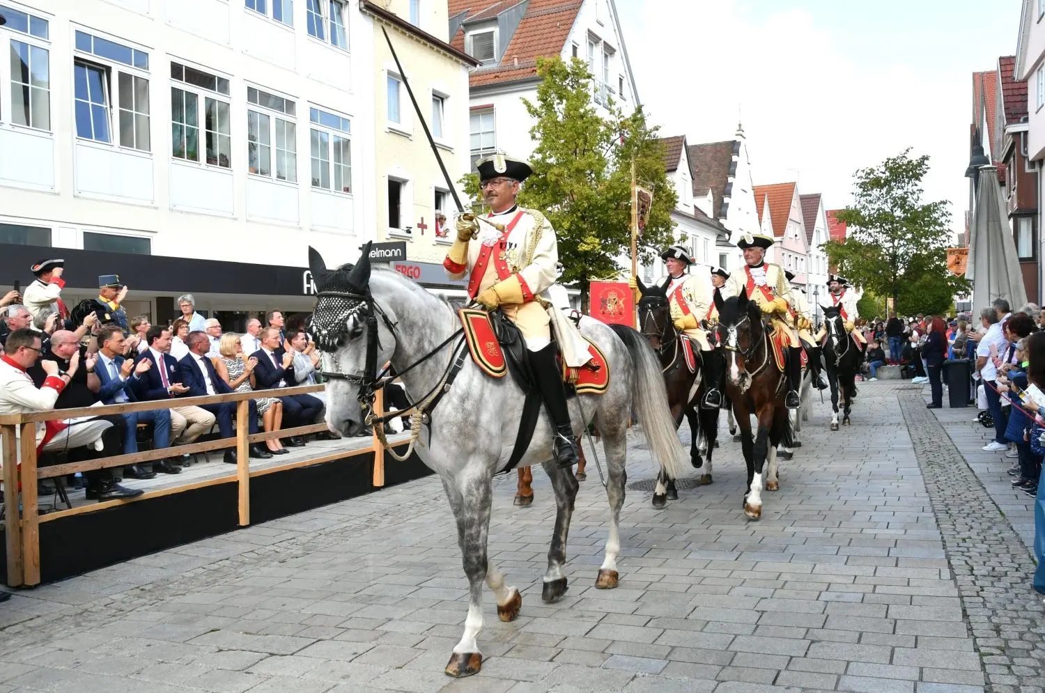 Musikkappellen aus Ehingen, historische Bürgerwachen und Milizen aus 48 Orten in Baden-Württemberg und rund 2000 Teilnehmer "im bunten Rock" waren am Sonntag zu Gast in Ehingen.