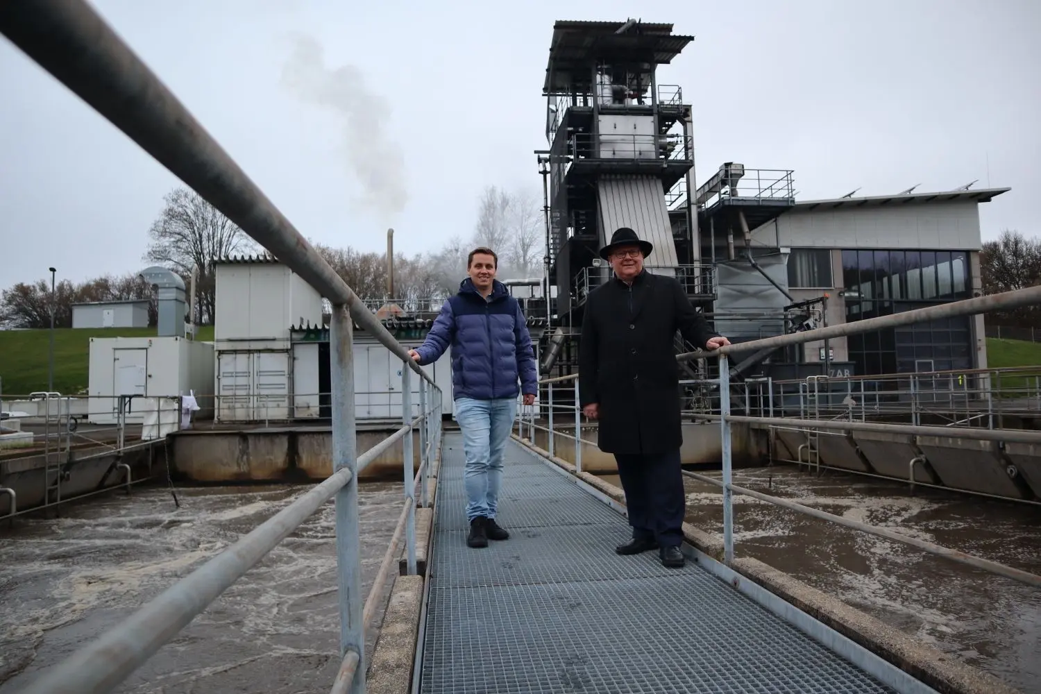 Wollen die Balinger Kläranlage weiter optimieren: Markus Streich, Geschäftsführer der städtischen Abwasserreinigung, und OB Helmut Reitemann.