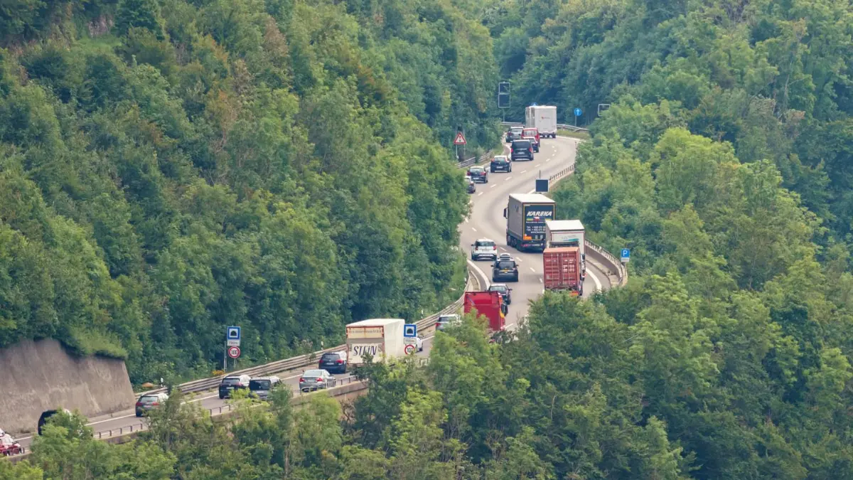 Wegen Arbeiten an der Filstalbrücke muss der A 8-Albaufstieg am kommenden Wochenende gesperrt werden.
Autobahn; A8 Albaufstieg;
Der Albaufstieg der A8, fotogrfiert von der Kreuzkapelle auf dem Bläsiberg.
24.08.2021; Wiesensteig.
Foto: Thomas Madel