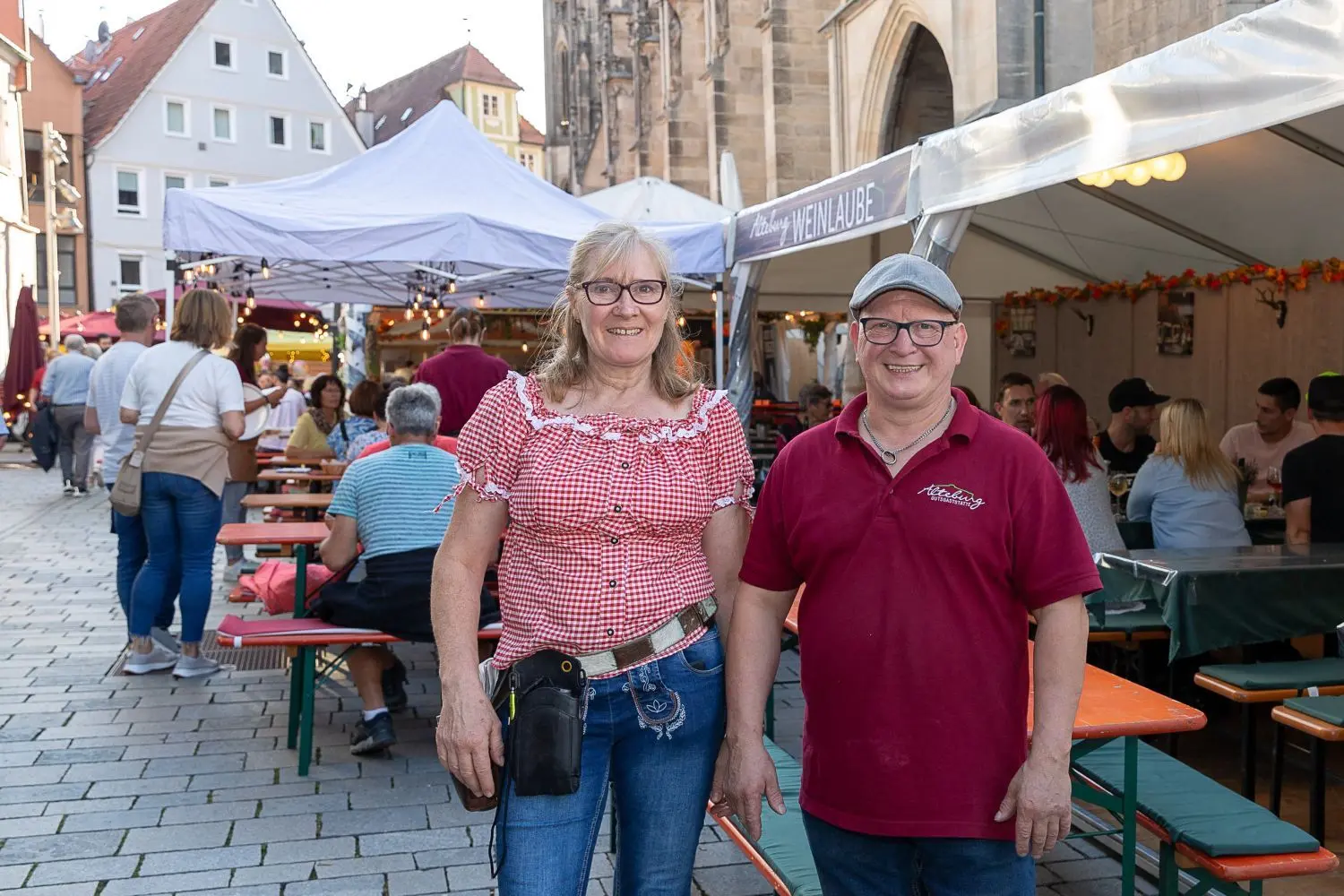 Elke und Daniel Seywald haben in eine moderne Laube investiert. „Den Leuten gefällt’s“, sagt Daniel Seywald. Die Gutsgaststätte ist zum zweiten Mal beim Weindorf und fühlt sich top aufgenommen.