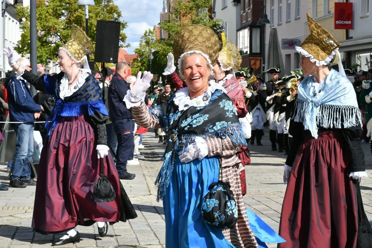 Musikkappellen aus Ehingen, historische Bürgerwachen und Milizen aus 48 Orten in Baden-Württemberg und rund 2000 Teilnehmer "im bunten Rock" waren am Sonntag zu Gast in Ehingen.