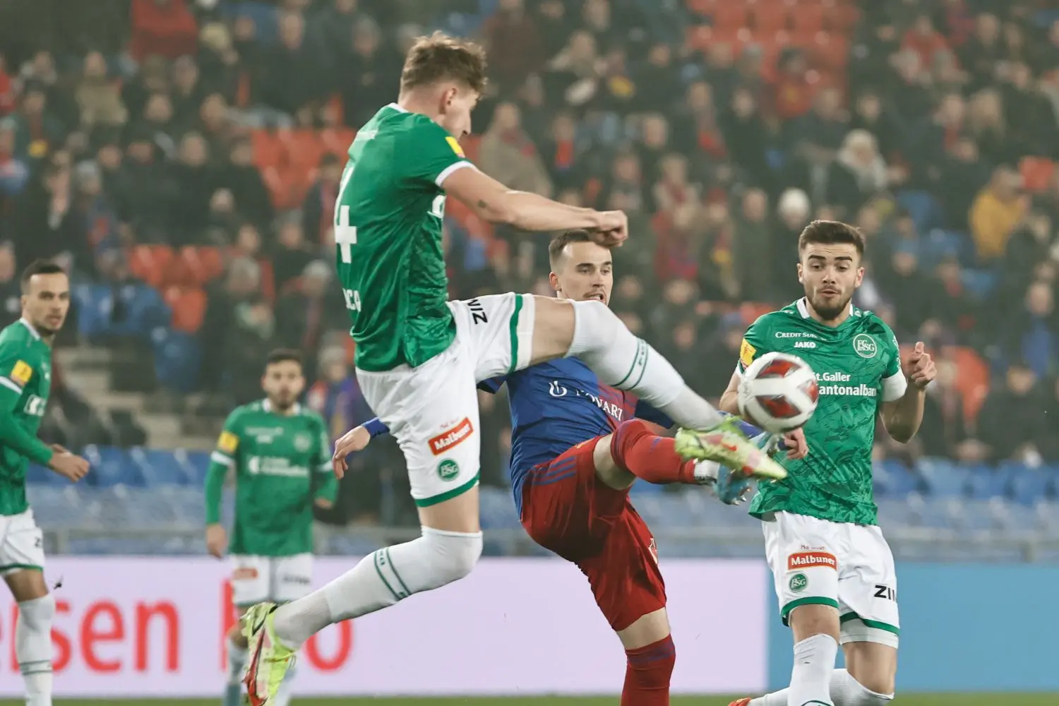 Innenverteidiger Matej Maglica (links, hier im Zweikampf mit Liam Millar vom FC Basel) spielt mittlerweile beim FC St. Gallen.