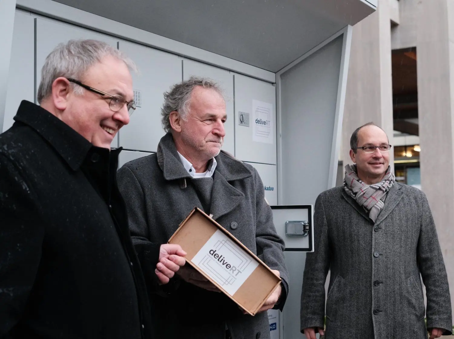 Oberbürgermeister Thomas Keck (links), Ministerialdirektor Stefan Krebs (Mitte) und Geschäftsführer Markus Ziegler von Pakadoo holten das erste Paket aus dem „deliveRT“-Paketschrank beim Reutlinger Rathaus ab.