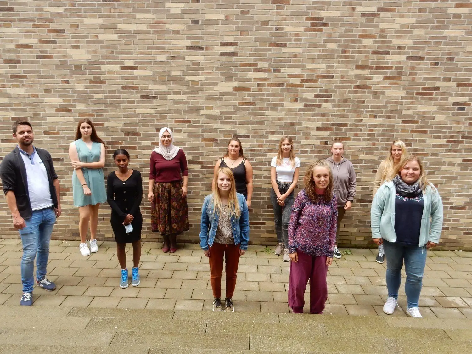 Abschlussklasse 2BFHK2: Yemane Birkit; Leonie Bloching; Eva Diehm, Leonie Holler, Martina Markovic; Sanaa Abdallah; Lara Dirscherl, Shania Schweizer, Samantha Ott, Michele Bayer. ⇥